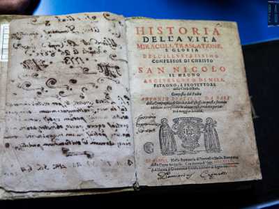 ...non possono mancare opere locali. Tra queste il libro su San Nicola dello storico barese Antonio Beatillo